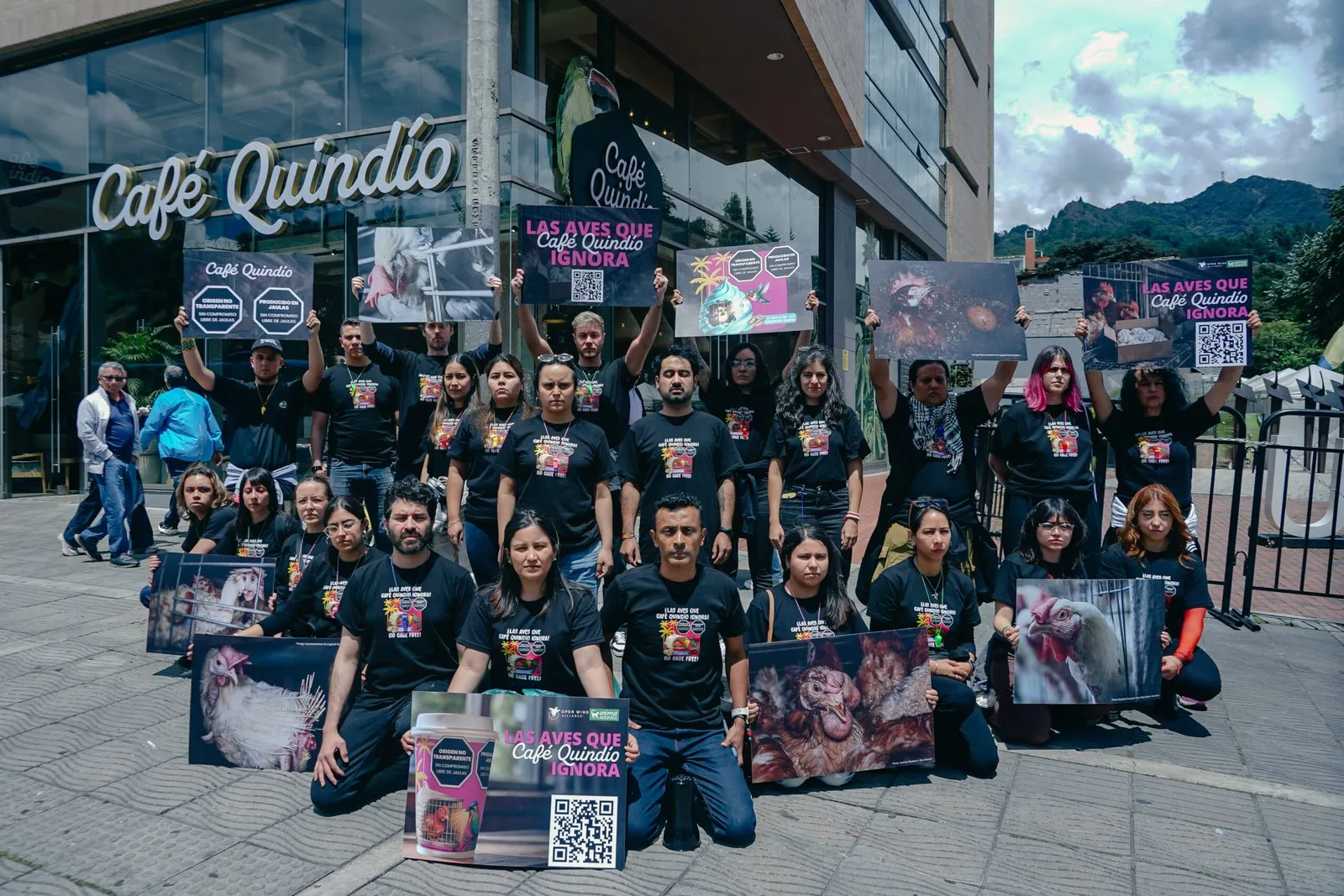 Activistas de Colombia Sin Jaulas con carteles frente a una tienda de Café Quindío